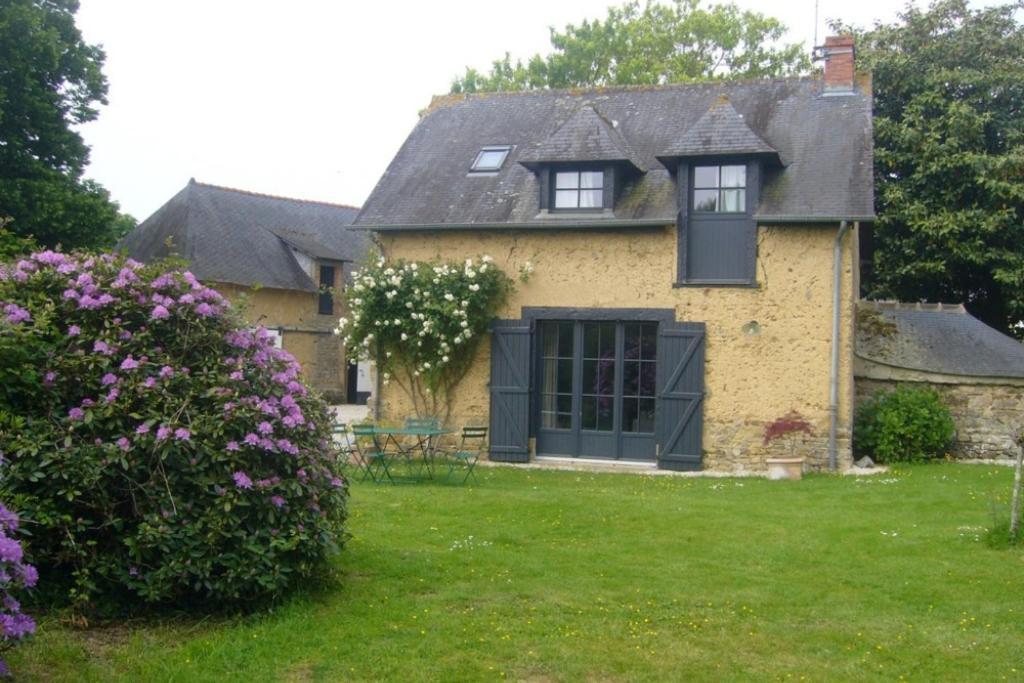 Maison D'Hotes Les Escures Acigne Exterior photo